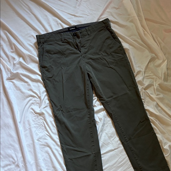 ✨New Listing✨ Men's Express Dark Olive Chinos - Picture 4 of 5